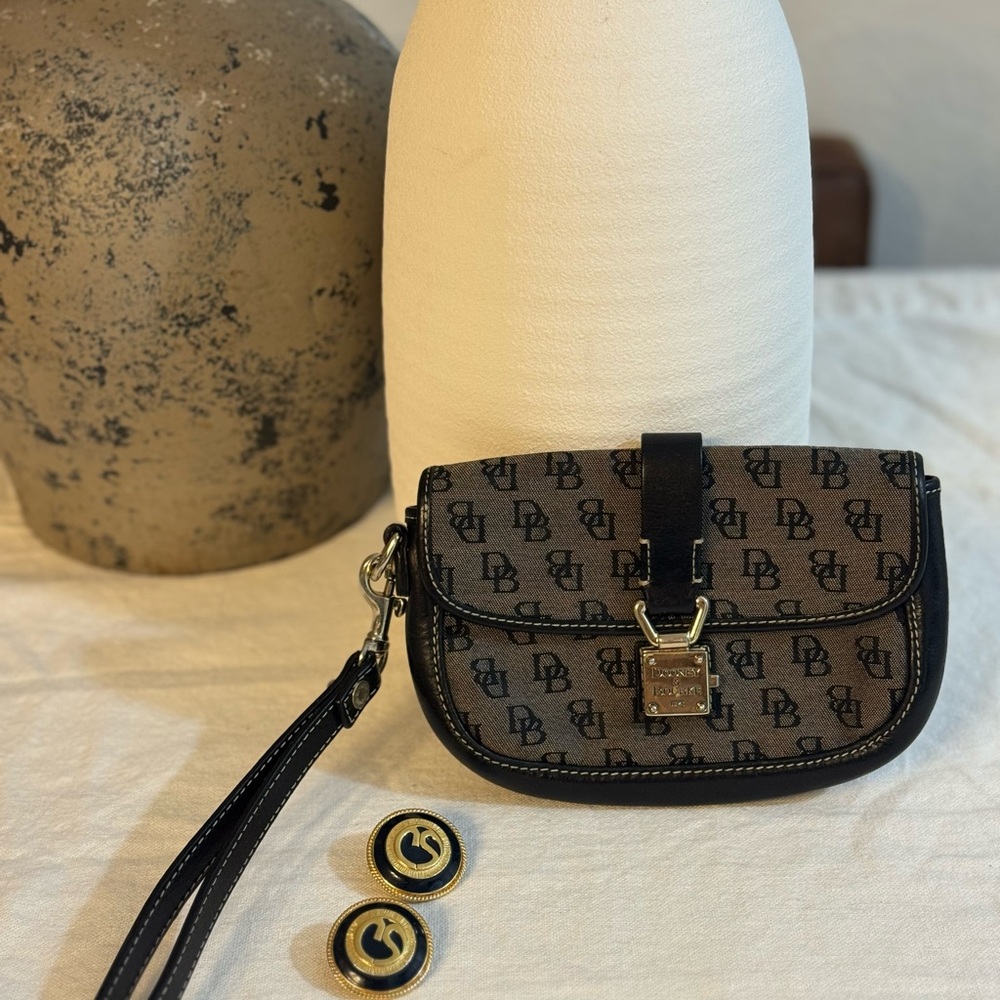 😍 VTG Dooney & Bourke Black Monogram Wristlet Y2K